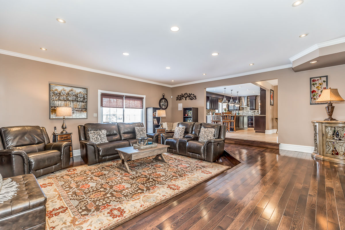 Spacious living room in CozyCotts villa, situated in Gilford, Innisfil, Ontario, near the scenic shores of Lake Simcoe and just a 50-minute drive north of Toronto. This welcoming space features ample seating and cozy furnishings, providing guests with a comfortable and inviting environment to relax and unwind during their stay in the tranquil countryside.